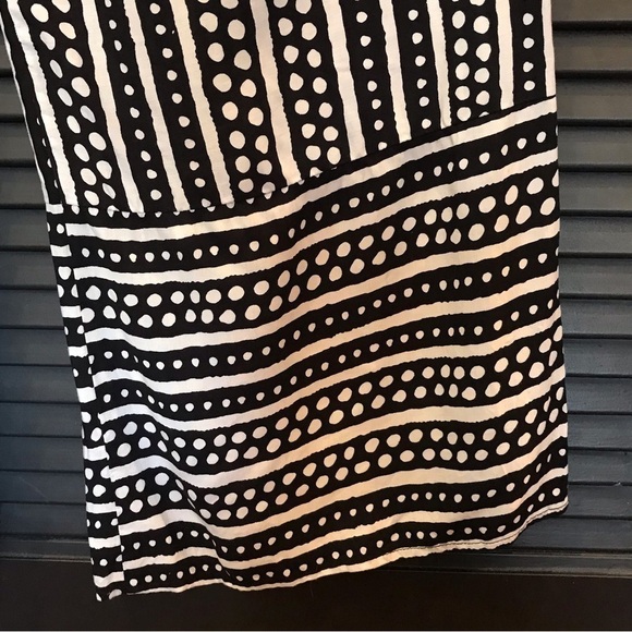 Bobeau Jumpsuit, Black and White Batik Type Pattern, Sleeveless V Neck, Size S - Picture 12 of 16